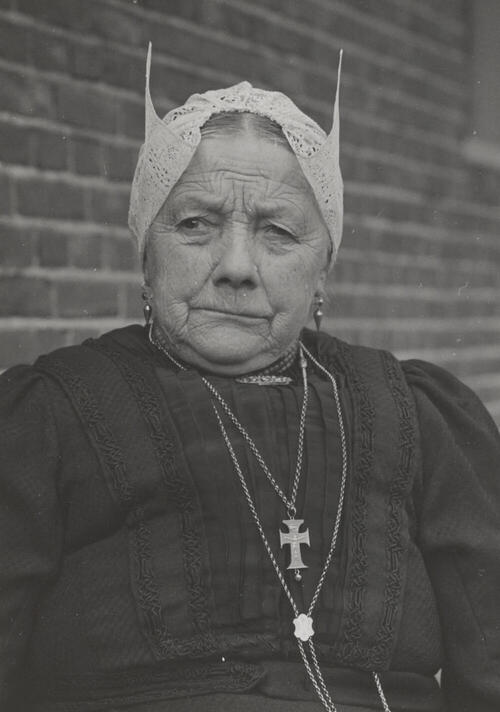 Weduwe Raven in streekdracht uit Blaricum, 1952
