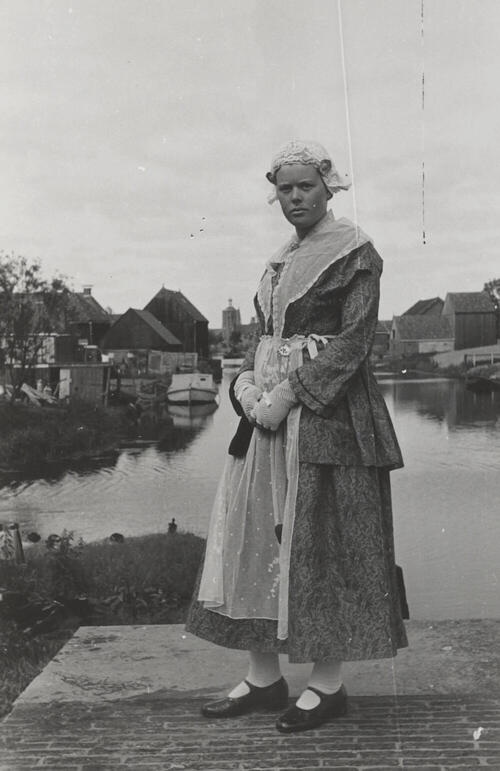Vrouw uit Workum, verkleed in Friese dracht, 1944
