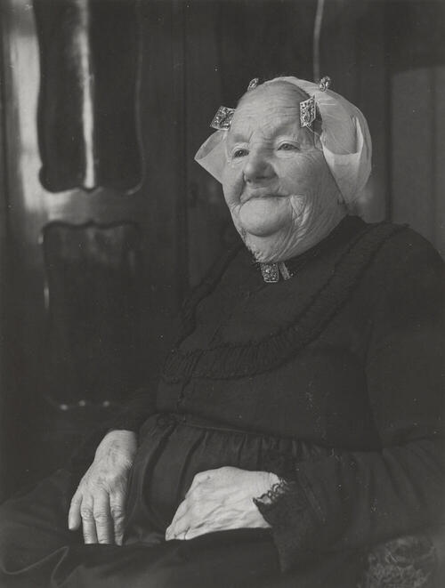 Elizabeth Duindam-Spaanderman in zondagse dracht, Noordwijk aan Zee, 1955