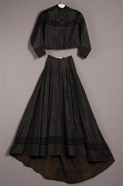 Tweedelige japon bestaande uit blouse en rok met sleep