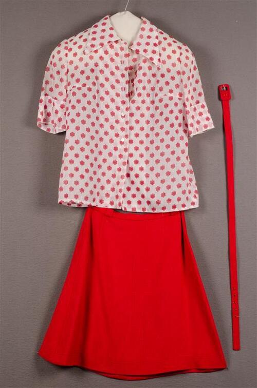 Rok, blouse en ceintuur behorend bij damesensemble