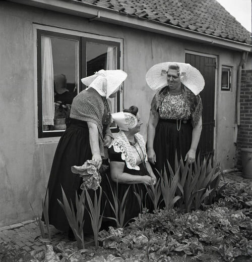 Drie vrouwen in Zeeuwse drachten, Middelburg, 1956