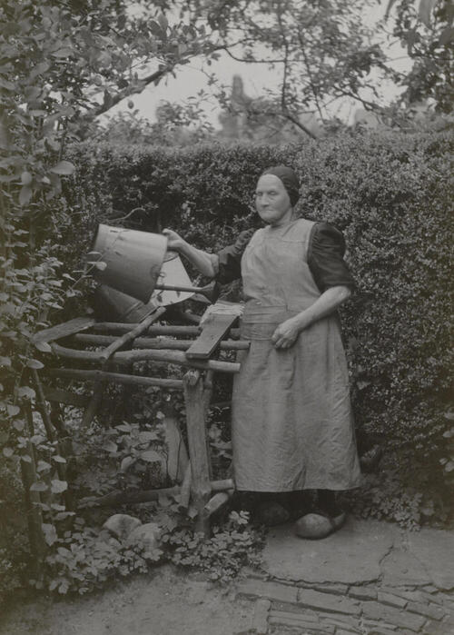 Antje Dorresteijn-Kuijer in streekdracht uit Soest, 1952