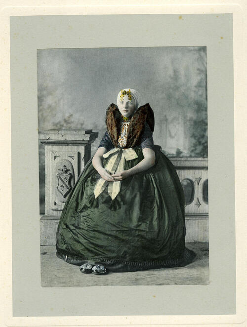 Meisje uit Terneuzen in Axelse dracht, 1894