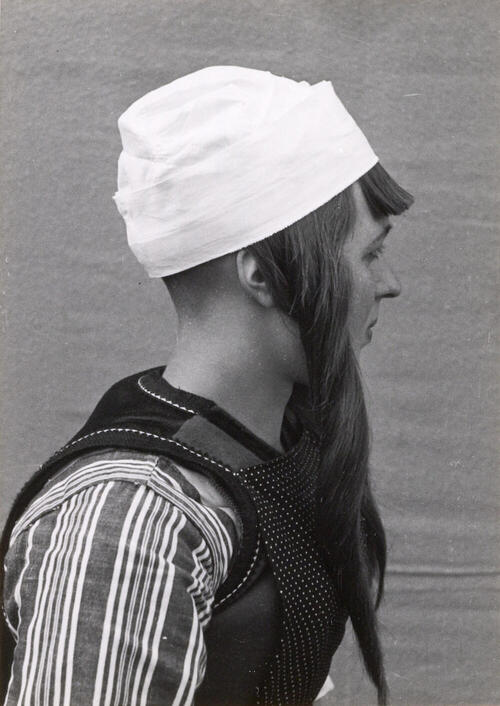 Demonstratie opzetten 'grote kap', Marken, 1943