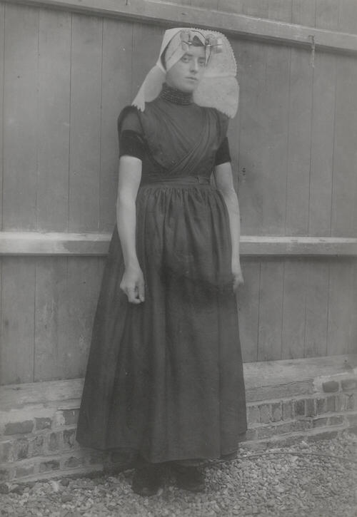 Vrouw in katholieke Zuid-Bevelandse streekdracht, 1913–1916