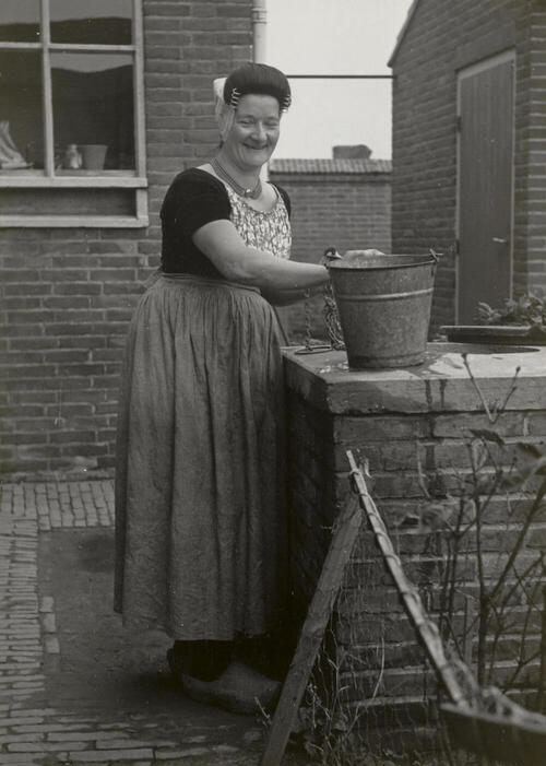 Willemina Minderhoud-Boogaard uit Westkapelle in Walcherse dracht, 1950