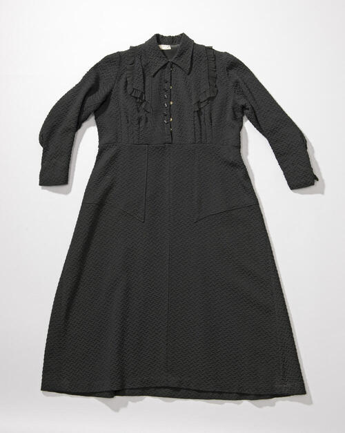 Zwarte wollen japon met ingeweven reliëfdessin, burgerdracht Axel, 1920–1955
