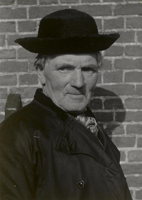 Man uit Heinkenszand in protestantse Zuid-Bevelandse dracht, 1950