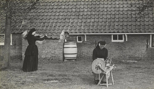 Twee vrouwen in Terschellinger dracht