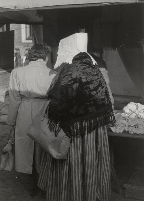 Vrouw in katholieke Zuid-Bevelandse dracht, Goes, 1950