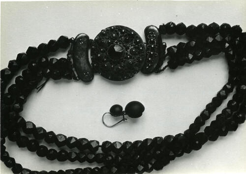 Halssnoer en oorbel, Laren, 1952