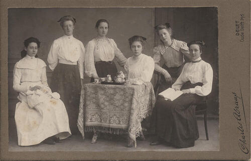 Vrouwen in modedracht