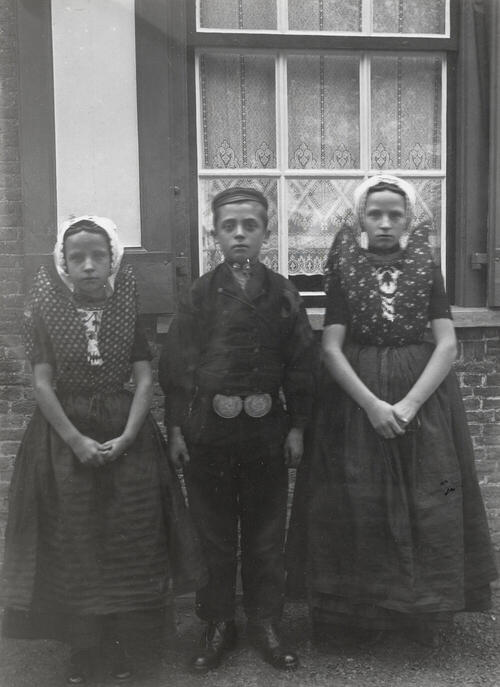 Twee meisjes en een jongen in Axelse streekdracht, 1915