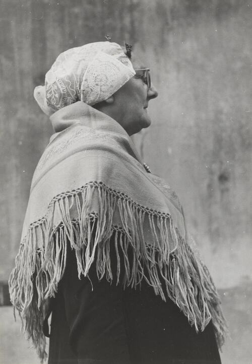 Petronella van Beelen in zondagse dracht, Noordwijk aan Zee, 1955