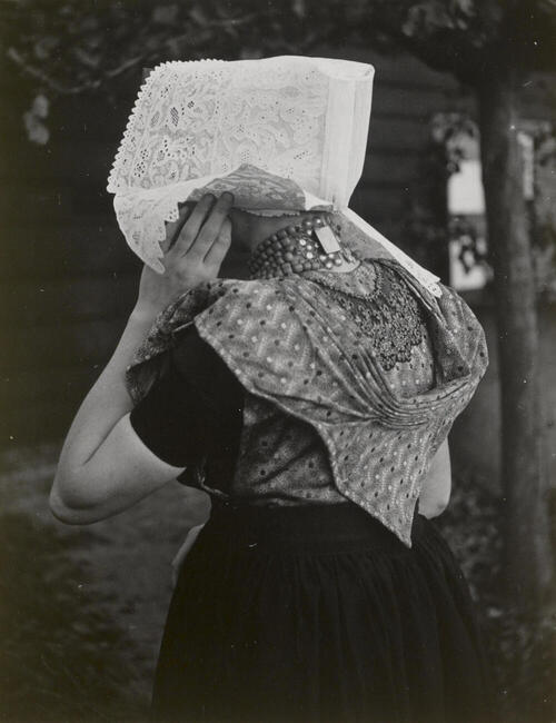 Vrouw in katholieke Zuid-Bevelandse dracht, Ovezande, 1950