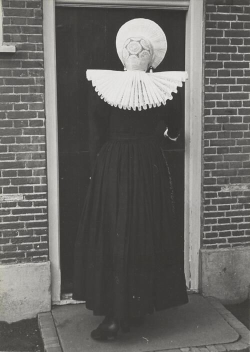 Vrouw in streekdracht, Huizen, 1945
