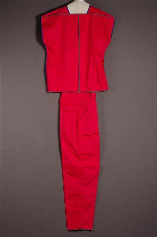 Tweedelig damesensemble bestaande uit hes en broek