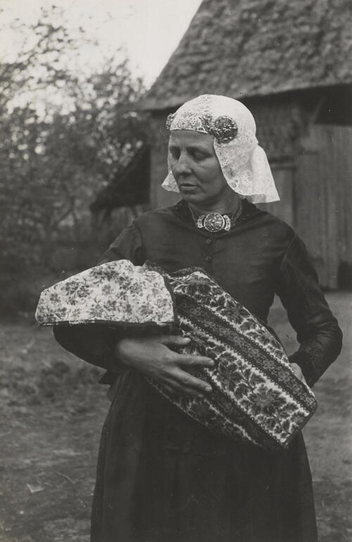 Vrouw in Drentse dracht met bakerkind, Oud Schoonebeek, 1946