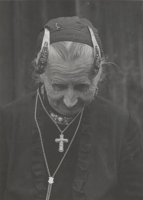 Opzetten van de 'kap', Laren, 1952