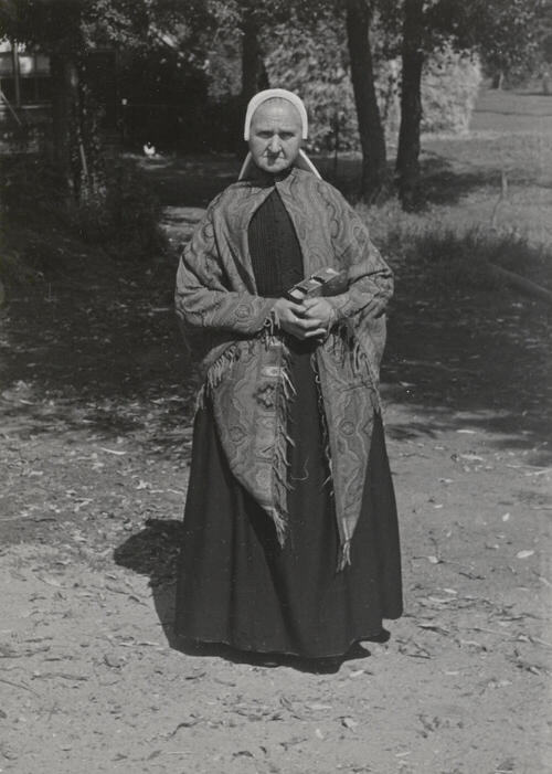 Daatje Post uit Vriezenveen in Sallandse dracht, 1947