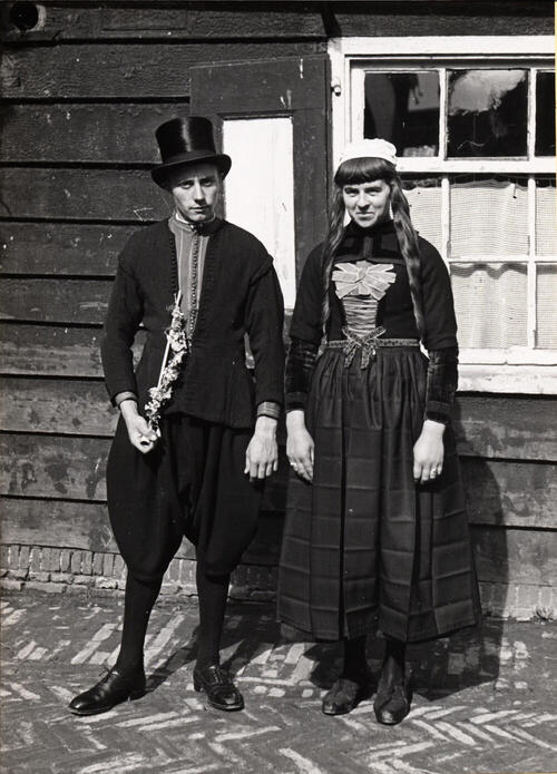 Ariaan Zondervan en Maritje Pereboom, verkleed in bruidskleding, Marken, 1945