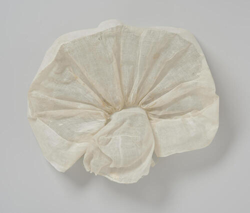 'Duitse muts' voor in de rouw, Friesland, 1775–1800