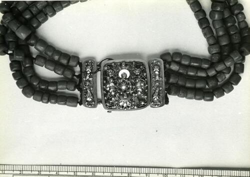 Halssnoer, Laren, 1952