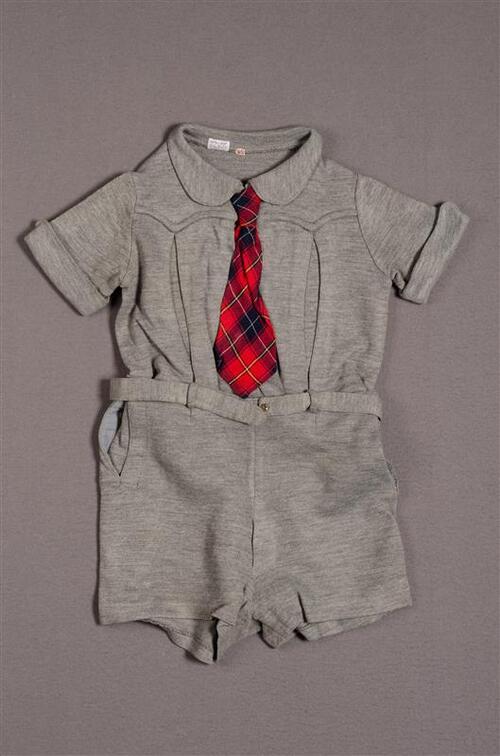 Tweedelig jongensensemble bestaande uit blouse en broek