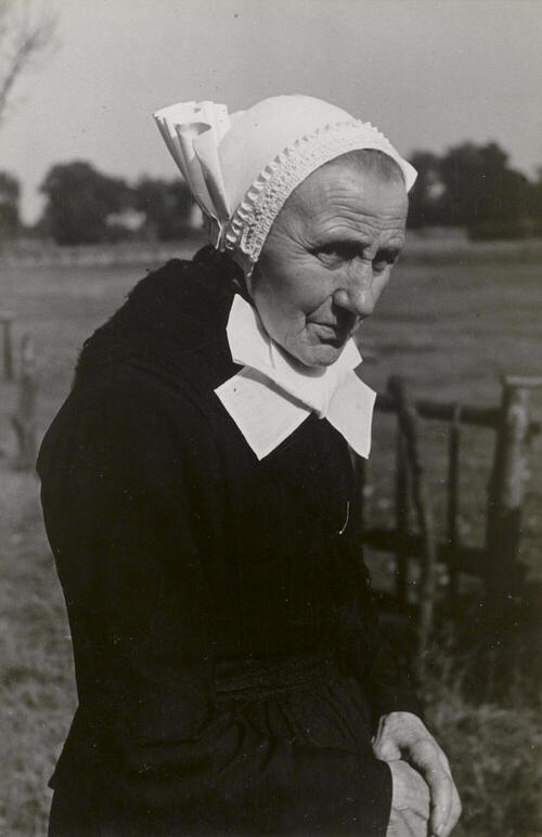 Vrouw uit Beerze in Sallandse dracht, 1946