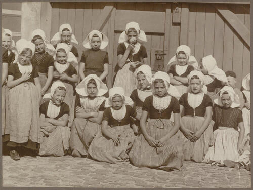 Meisjes in Walcherse streekdracht, 1913–1916