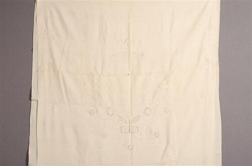 Geborduurd textielfragment voor nachtjapon