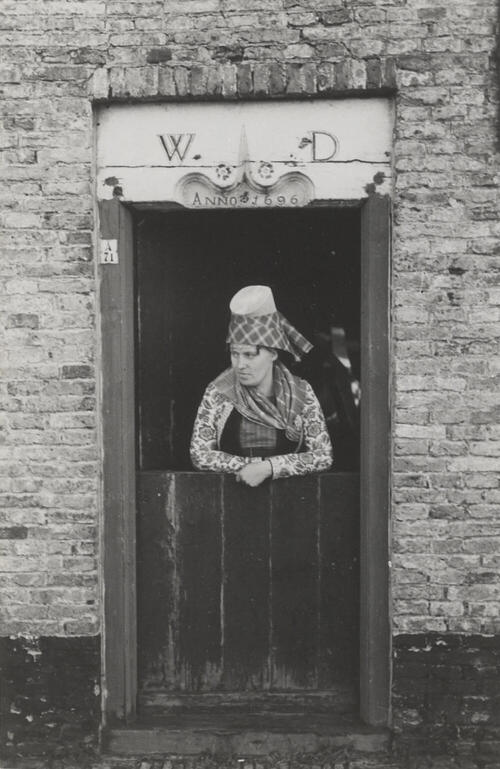 Vrouw verkleed in Hindelooper dracht, 1943