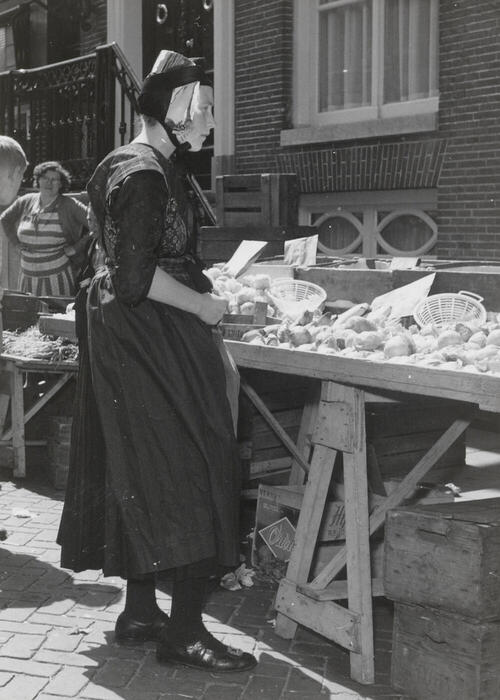Jonge vrouw in Staphorster dracht, Meppel, 1960