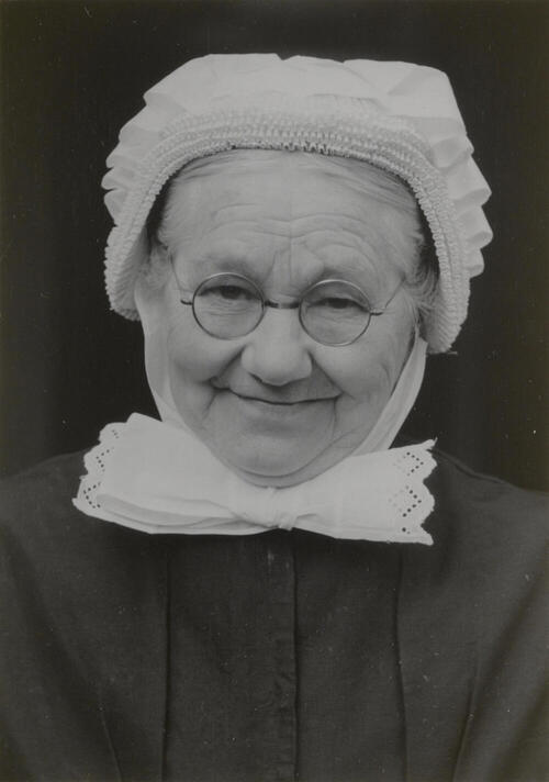 Vrouw uit Oirschot in streekdracht, 1950