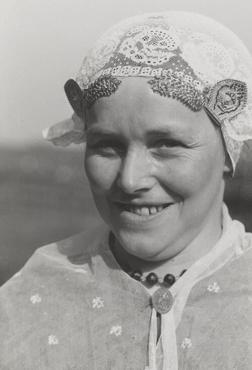 Vrouw uit Workum, verkleed in Friese dracht, 1944