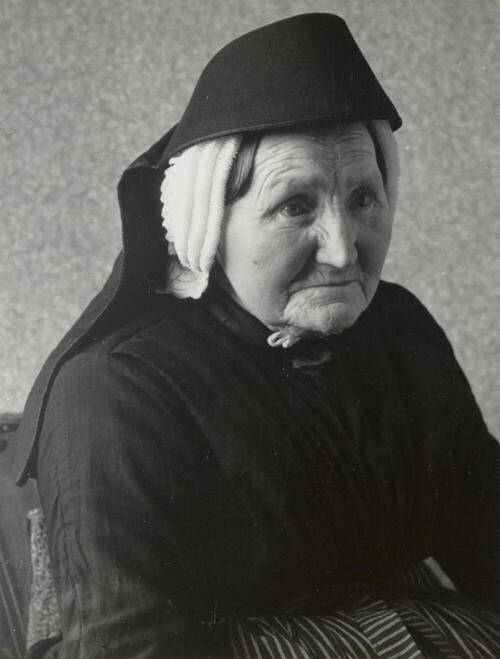 Vrouw uit Striep in Terschellinger dracht, 1950