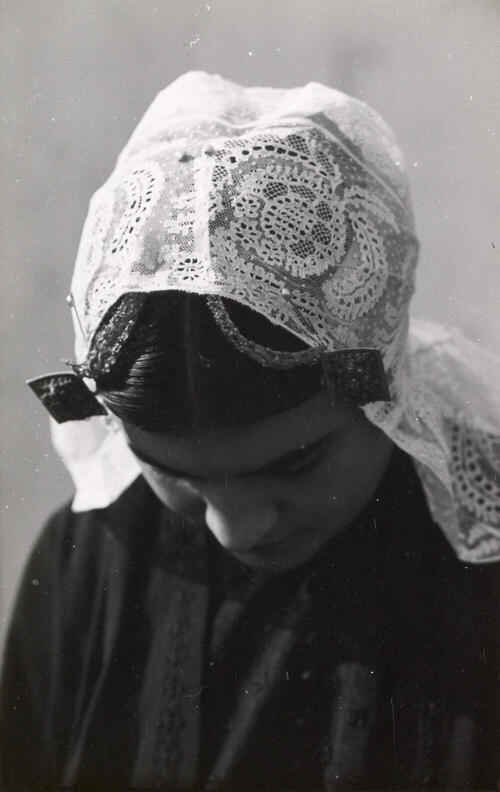 Dirkje Verdoes-Zwaan in Katwijkse dracht, 1944
