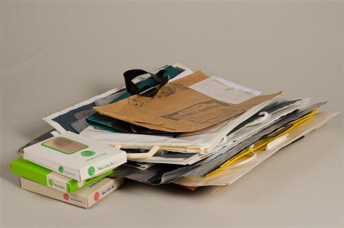 Doos met diverse winkeltasjes