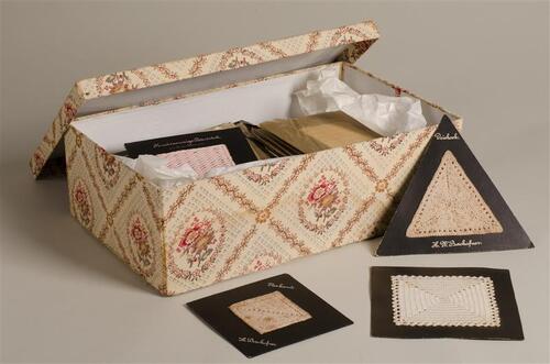 Doos met handwerkvoorbeelden Bachofner