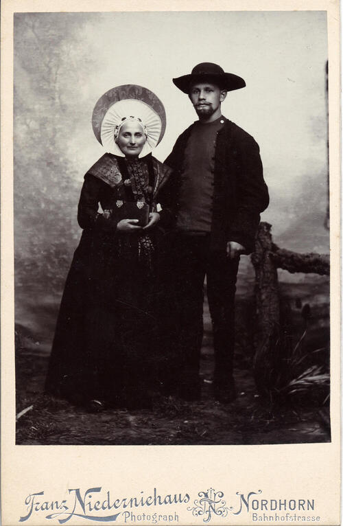 Echtpaar van de Frensdorfer Haar in Breklenkampse dracht, 1870–1885