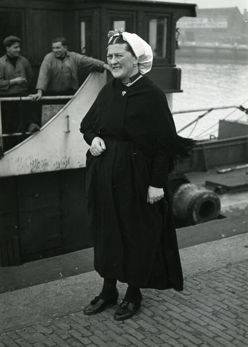 Vrouw in Scheveningse dracht, 1951