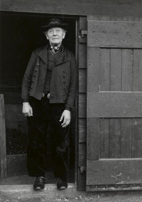 Klaas Remijn uit 's-Heerenhoek in katholieke Zuid-Bevelandse dracht, 1950