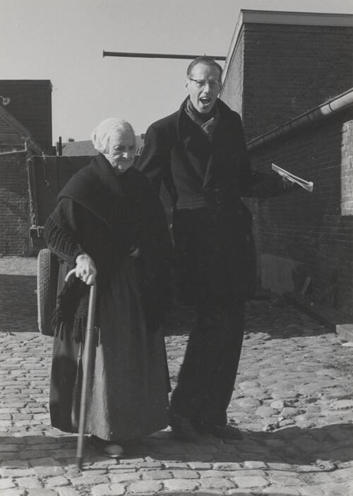 Neeltje Duindam-Hazenoot in daagse winterdracht, Noordwijk aan Zee, 1955