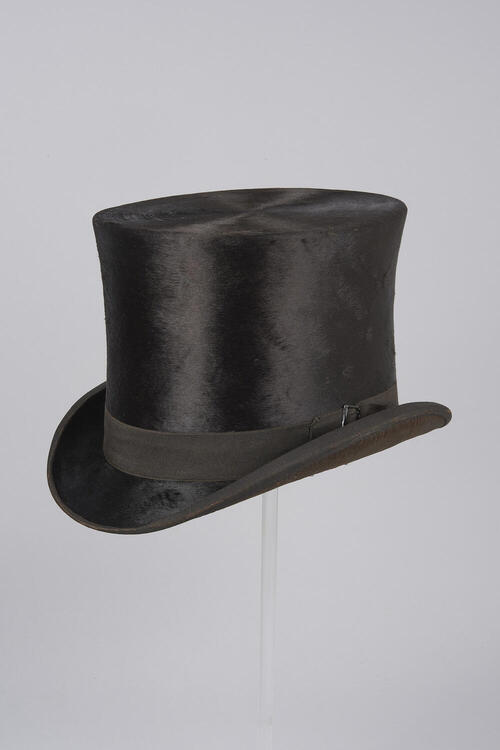 Hoge hoed voor een bruidegom, Marken, circa 1890