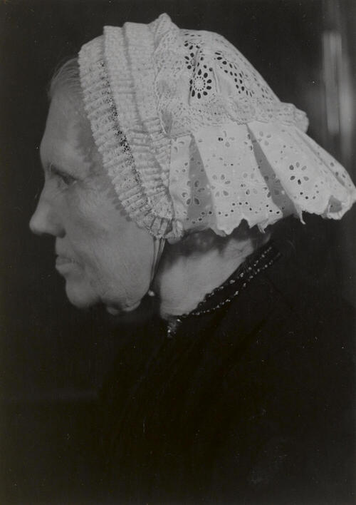 Mevrouw Keur uit Scherpenisse in Thoolse dracht, 1955