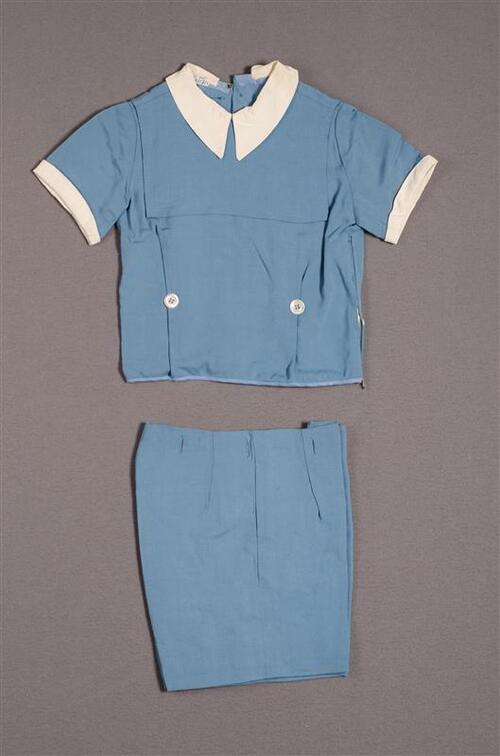 Tweedelige jongensensemble bestaande uit blouse en korte broek