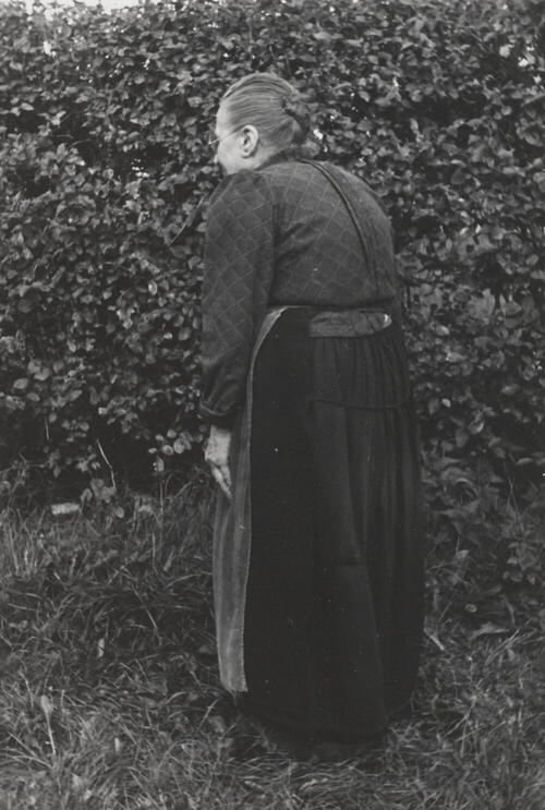 Johanna Ratsma uit Workum in Friese dracht, 1943