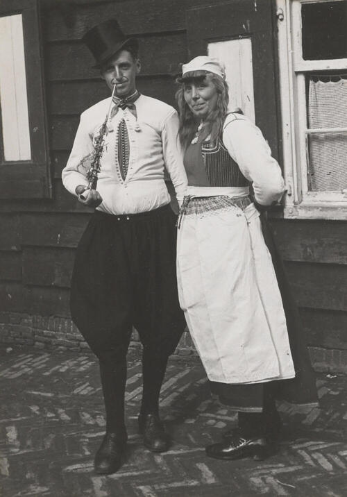 Jan Commandeur en Lobberig Zeeman in Marker bruiloftsdracht, 1945