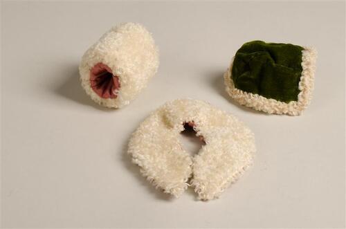 Poppenmuts met bijpassende kraag en mof